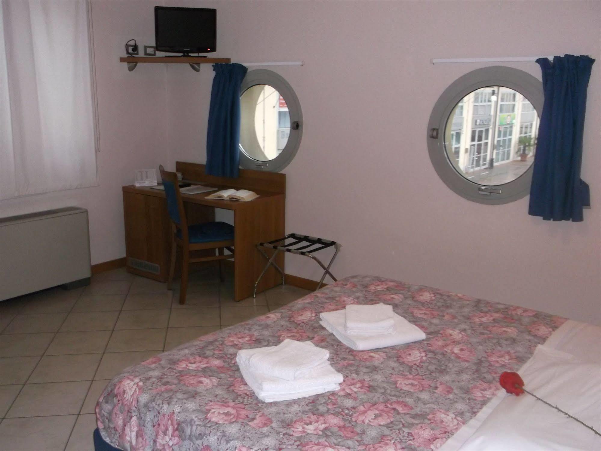 Meuble Abatjour Hotel *